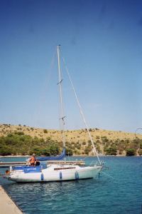 2003 - mit Einzug der Capitana wurde auch das Schiff stets größer - erst eine E&A Alpha32. Die "Quo Vadis" hier in Piskera (HR)